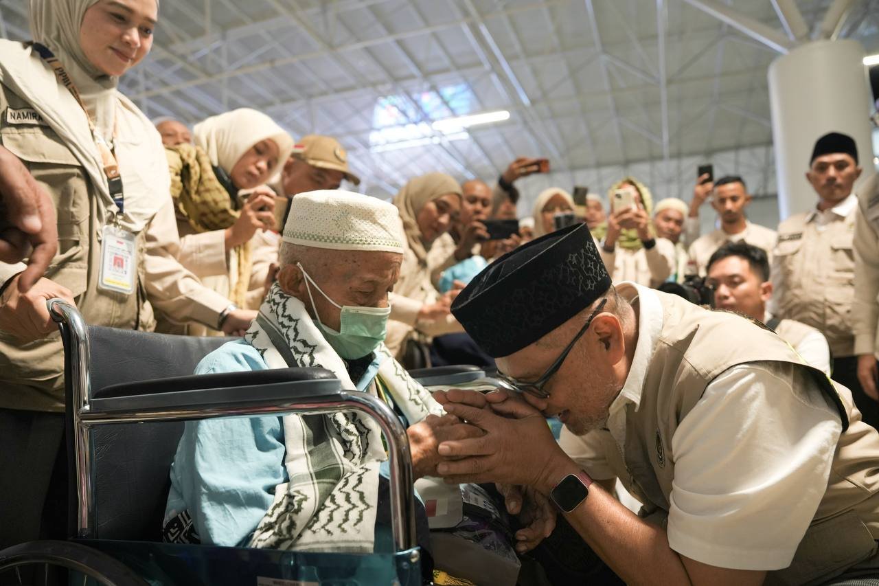 Kepulangan Perdana Jemaah Haji Dimulai, Gus Irfan Lepas Kloter SUB-01 di Jeddah